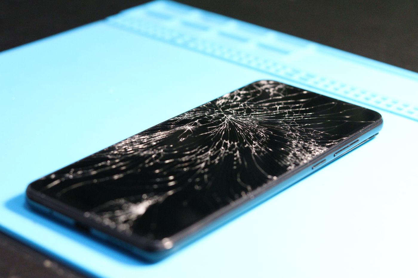 Silně prasklý displej telefonu před výměnou